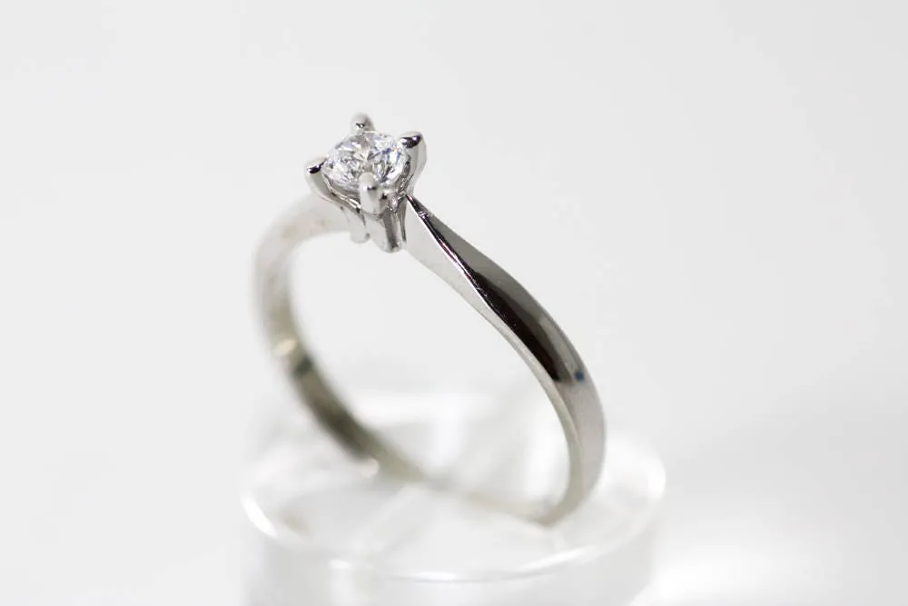 Brilliant cut Diamond engagement ring for her
