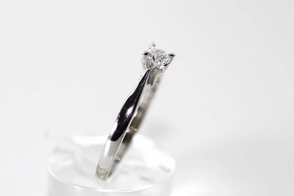 Brilliant cut Diamond engagement ring for her