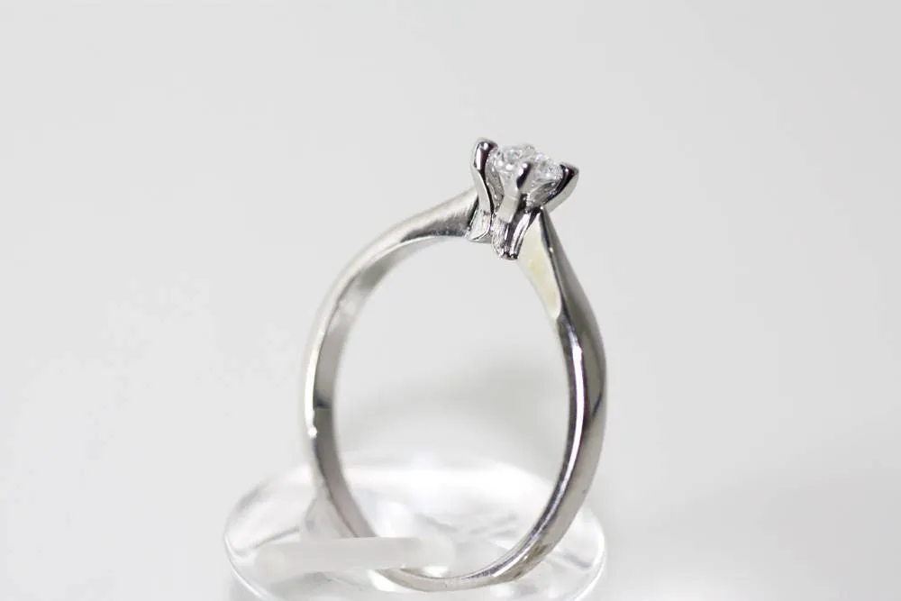 Brilliant cut Diamond engagement ring for her