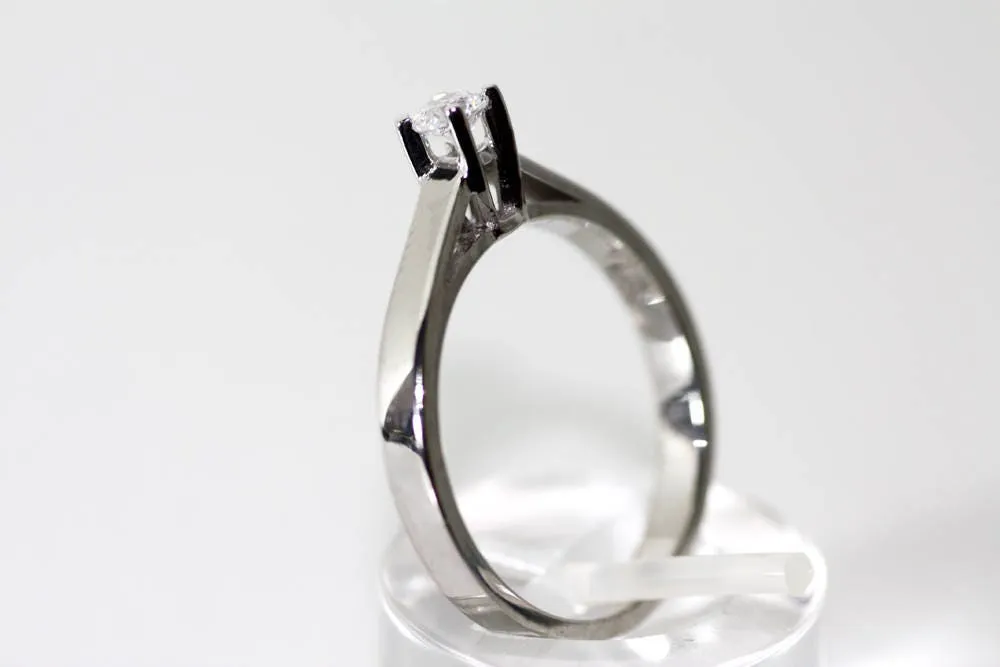 Brilliant cut engagement ring Solitaire White gold