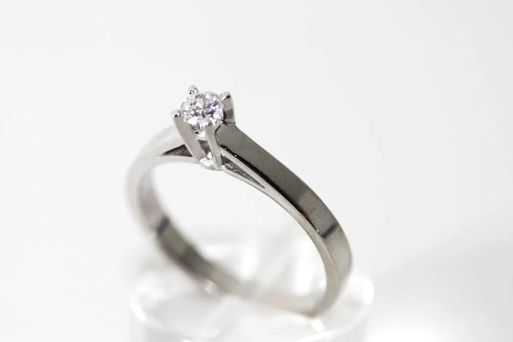 Brilliant cut engagement ring Solitaire White gold