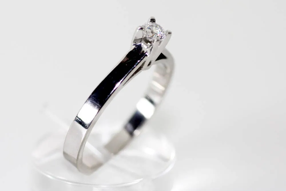 Brilliant cut engagement ring Solitaire White gold