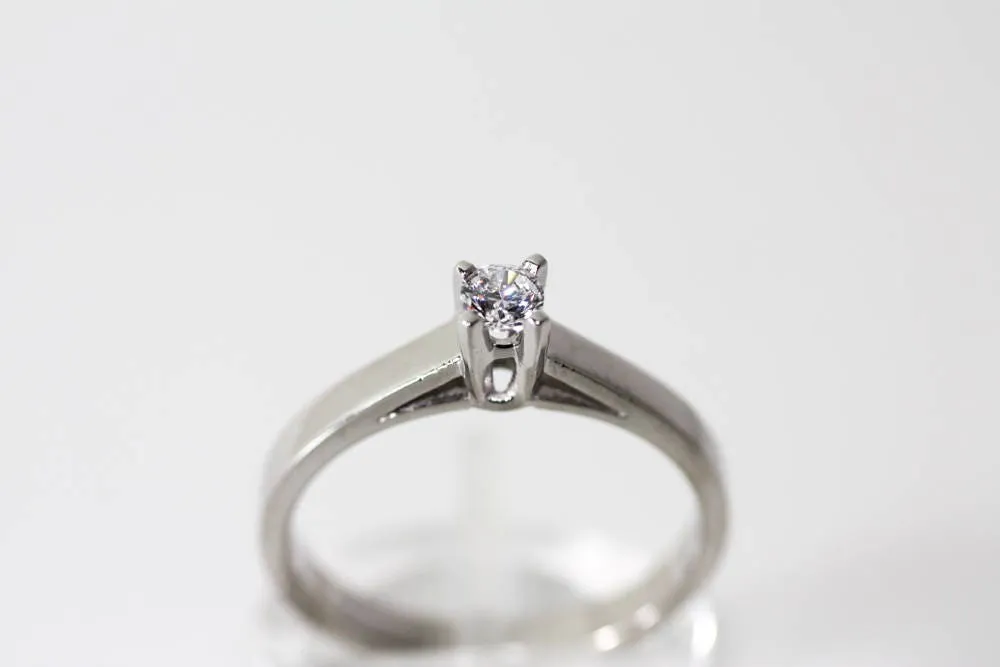 Brilliant cut engagement ring Solitaire White gold
