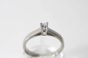 Brilliant cut engagement ring Solitaire White gold